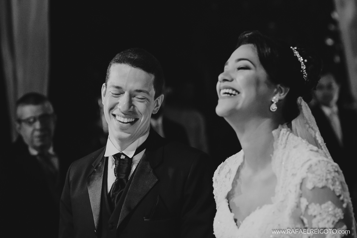 Os noivos Priscila e Vitor felizes na cerimônia do casamento na Green House Buffet, Ilha do Governador, Rio de Janeiro/RJ