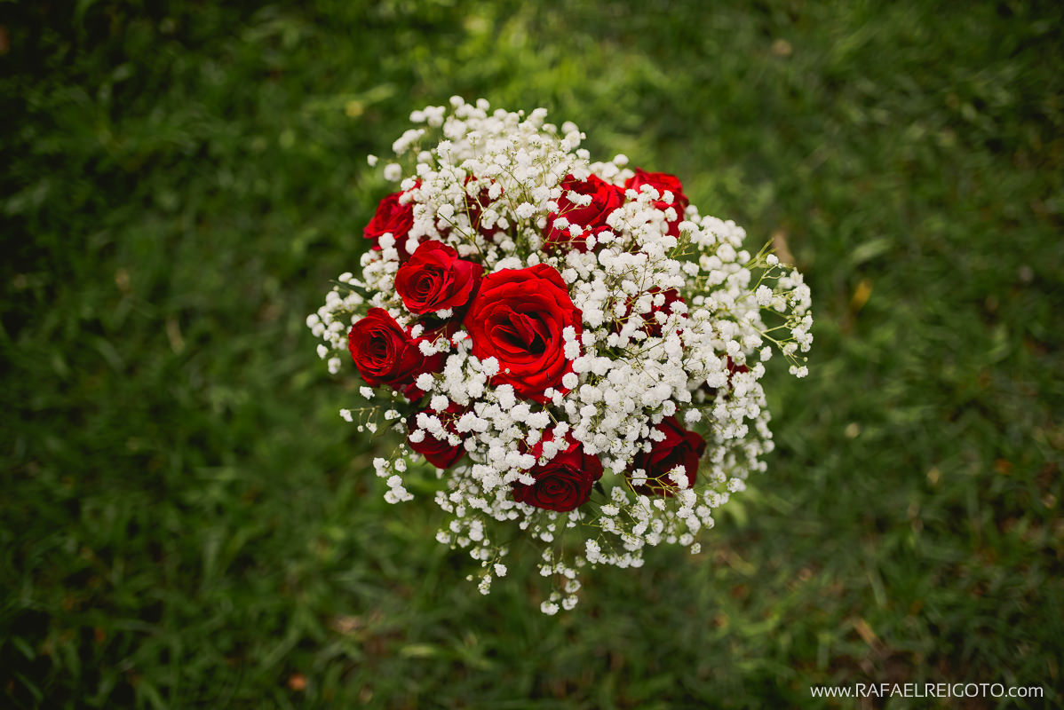 O buquê no making of do casamento de Priscila e Vitor, Green House Buffet, Ilha do Governador, Rio de Janeiro/RJ