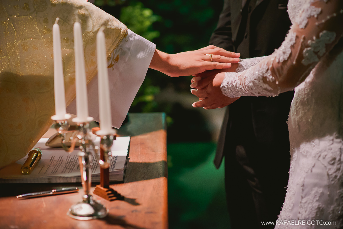 O celebrante abençoando o casal Priscila e Vitor , Green House Buffet, Ilha do Governador, Rio de Janeiro/RJ