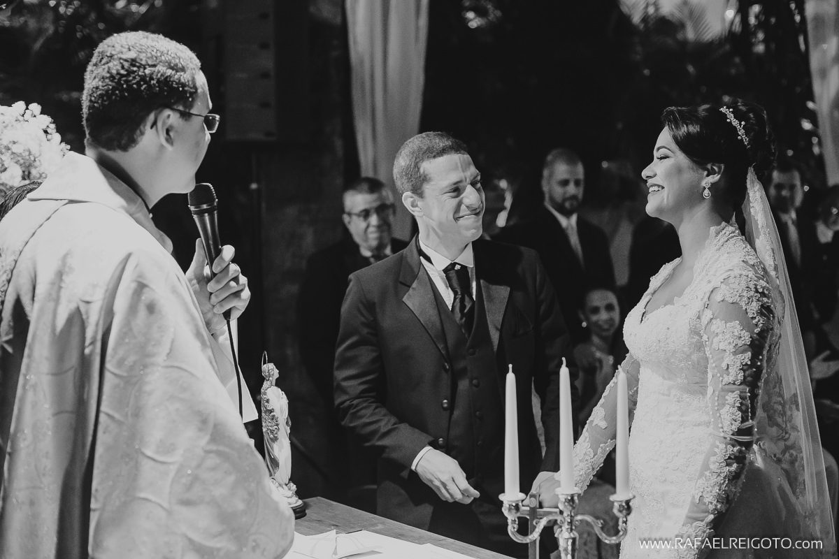 O noivo Vitor emocionado com os votos de sua noiva Priscila na celebração do casamento na Green House Buffet, Ilha do Governador, Rio de Janeiro/RJ