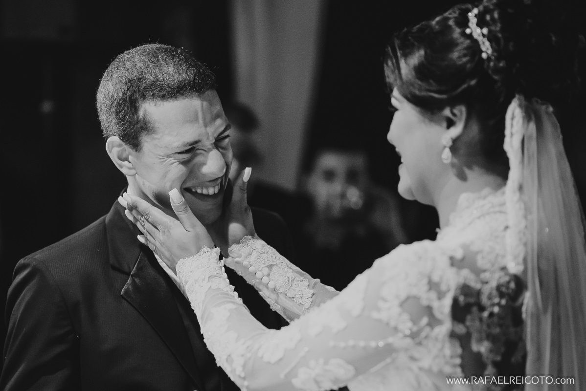 O noivo Vitor emocionado com os votos de sua noiva Priscila na celebração do casamento na Green House Buffet, Ilha do Governador, Rio de Janeiro/RJ