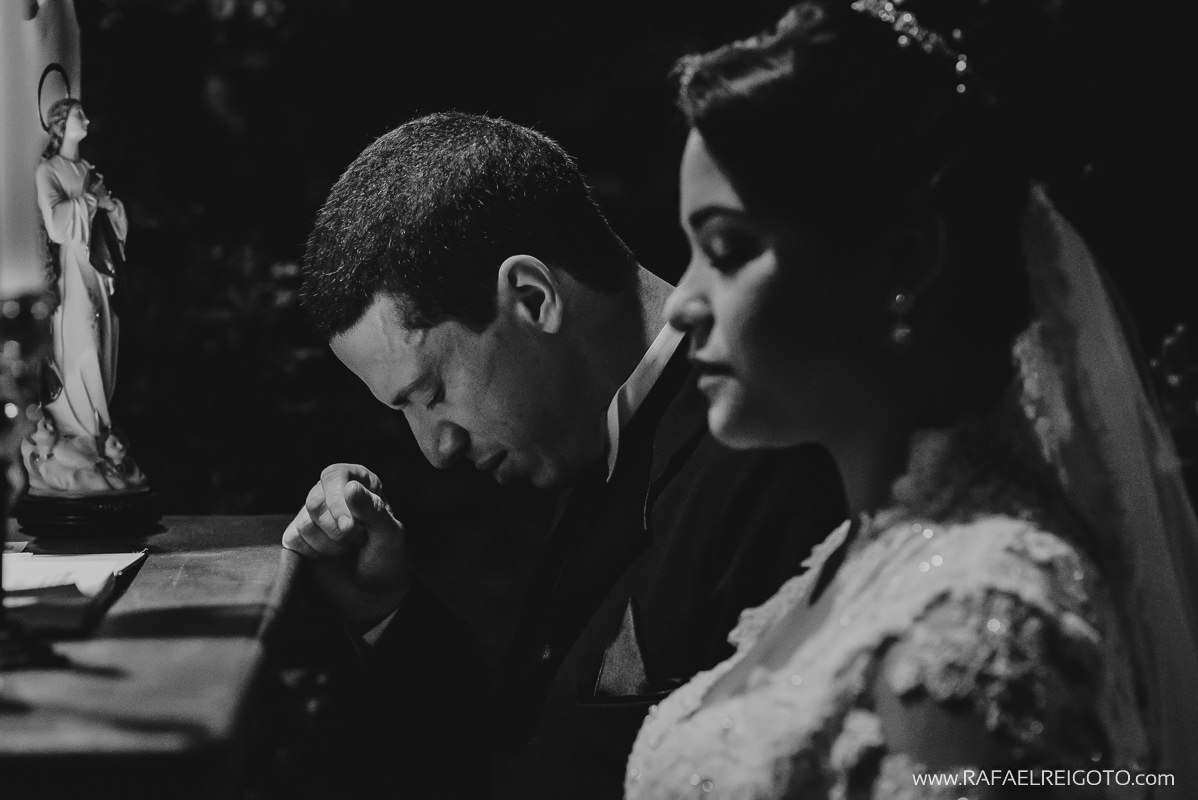 Os noivos Priscila e Vitor em momento de oração na cerimônia de casamento na Green House Buffet, Ilha do Governador, Rio de Janeiro/RJ