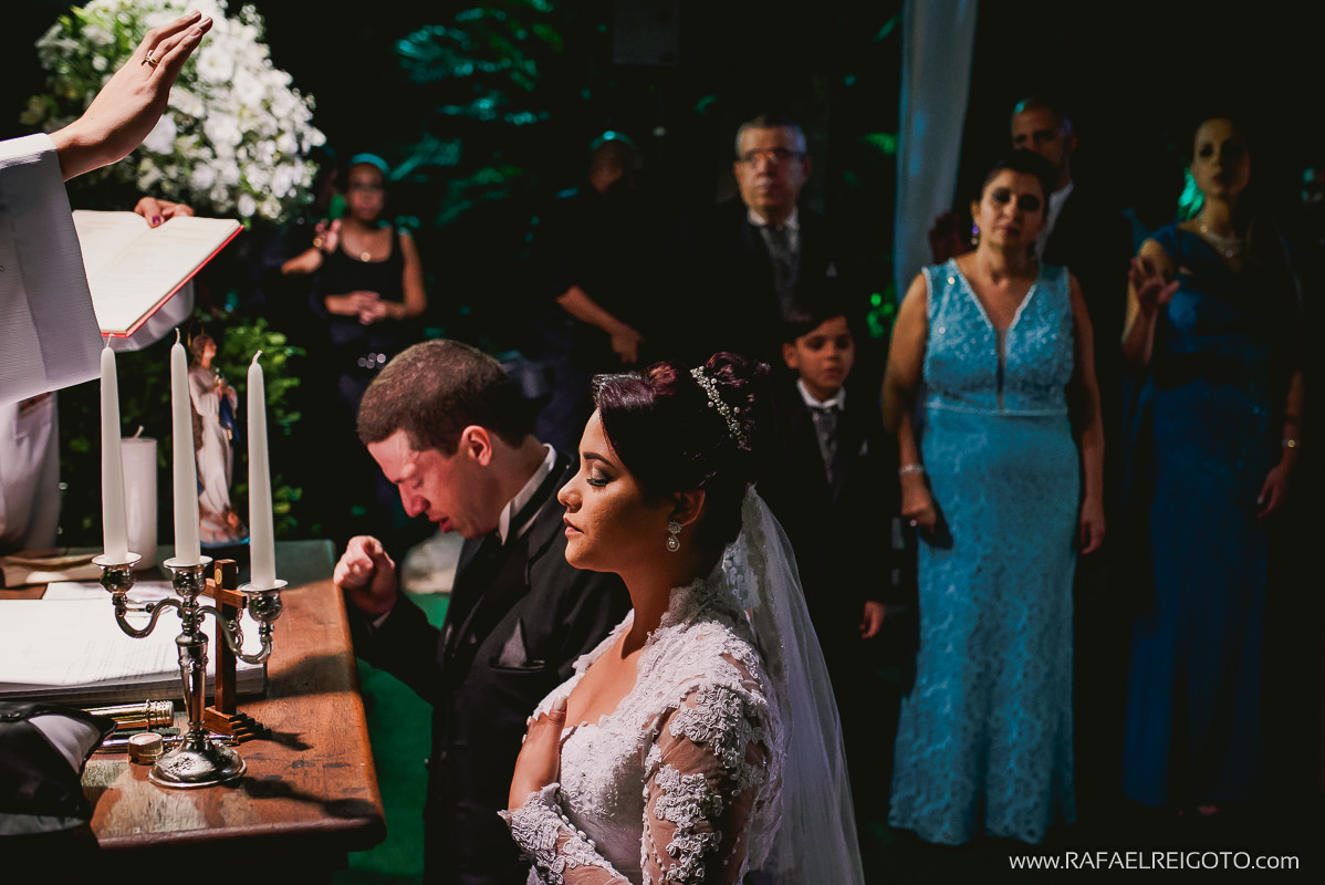 O noivo Vitor chorando emocionado em momento de oração na cerimônia de casamento na Green House Buffet, Ilha do Governador, Rio de Janeiro/RJ