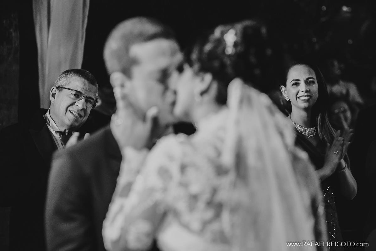 Aplausos dos convidados na hora do beijo do casal Priscila e Vitor na cerimônia de casamento na Green House Buffet, Ilha do Governador, Rio de Janeiro/RJ