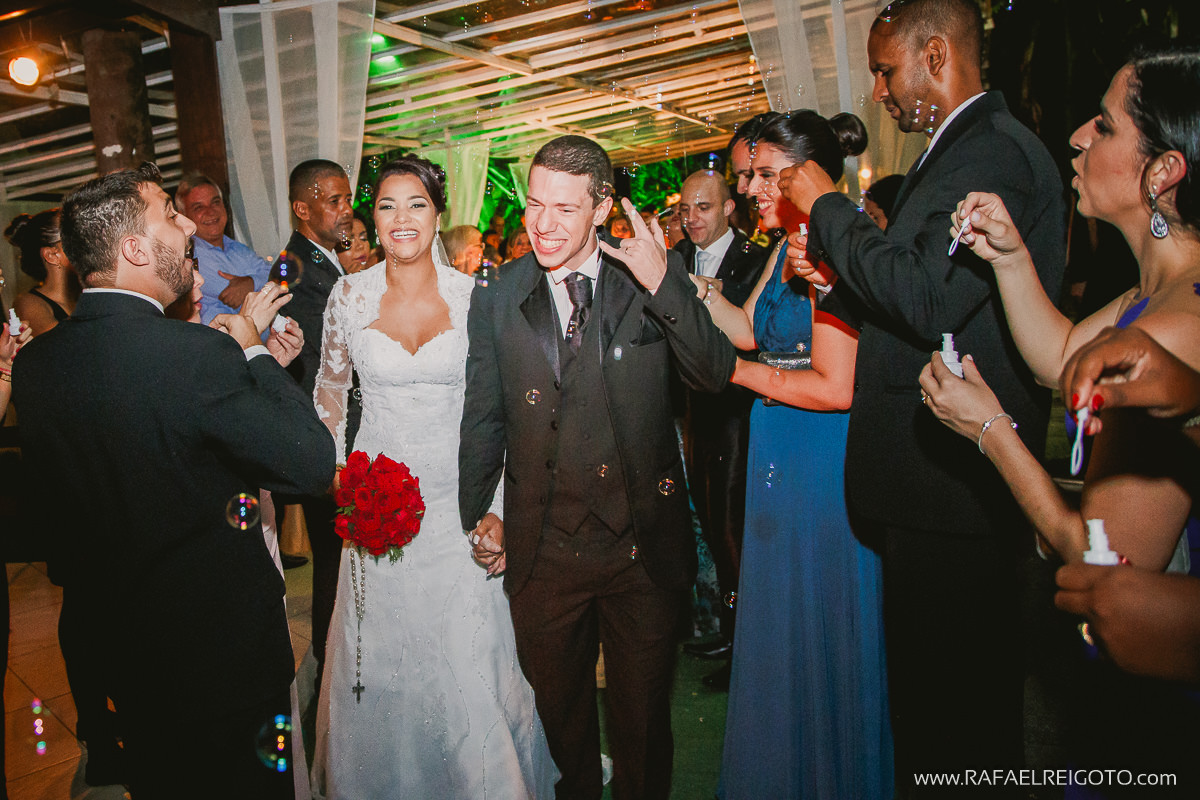 Bolinha de sabão para receber o casal  Priscila e Vitor após a cerimônia de casamento na Green House Buffet, Ilha do Governador, Rio de Janeiro/RJ