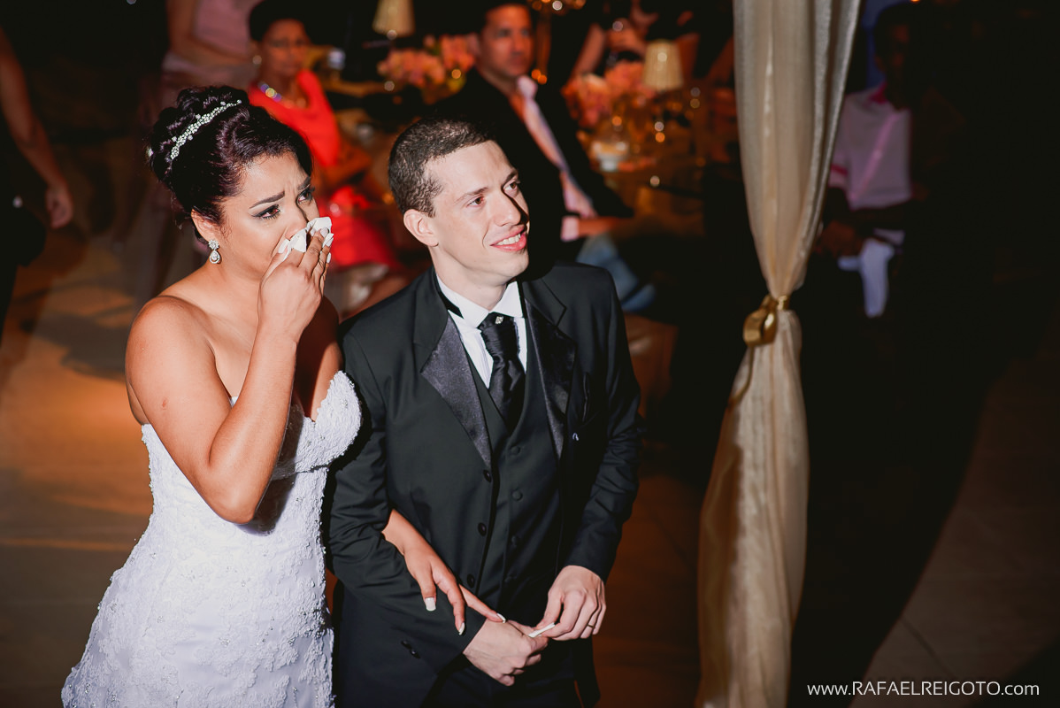 A noiva Priscila emocionada com o vídeo transmitido no telão, Green House Buffet, Ilha do Governador, Rio de Janeiro/RJ