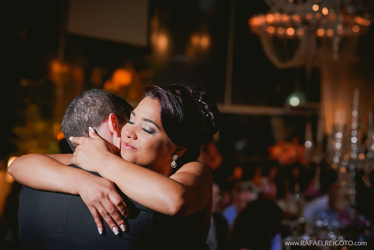 Abraço cheio de emoção dos noivos Priscila e Vitor na festa de casamento no Green House Buffet, Ilha do Governador, Rio de Janeiro/RJ