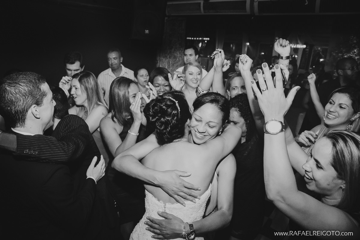 Convidados aplaudindo a noiva na pista de dança do casamento de Priscila e Vitor no Green House Buffet, Ilha do Governador, Rio de Janeiro/RJ
