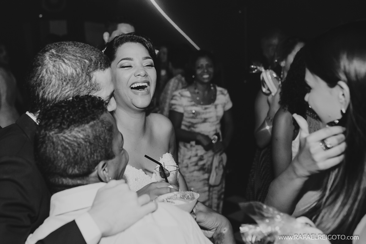 Convidados e noivos felizes na pista de dança do casamento de Priscila e Vitor  no Green House Buffet, Ilha do Governador, Rio de Janeiro/RJ