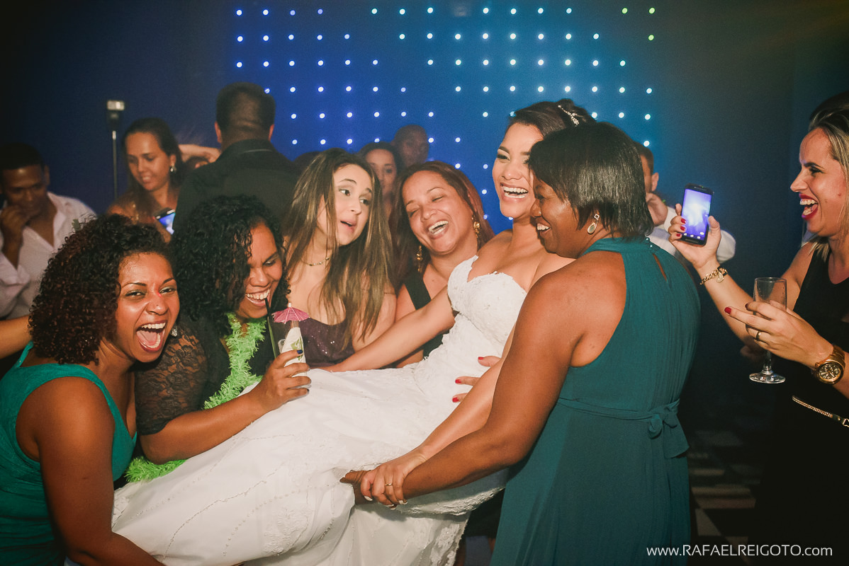 A noiva sendo levantada pelas amigas na pista de dança do casamento de Priscila e Vitor no Green House Buffet, Ilha do Governador, Rio de Janeiro/RJ