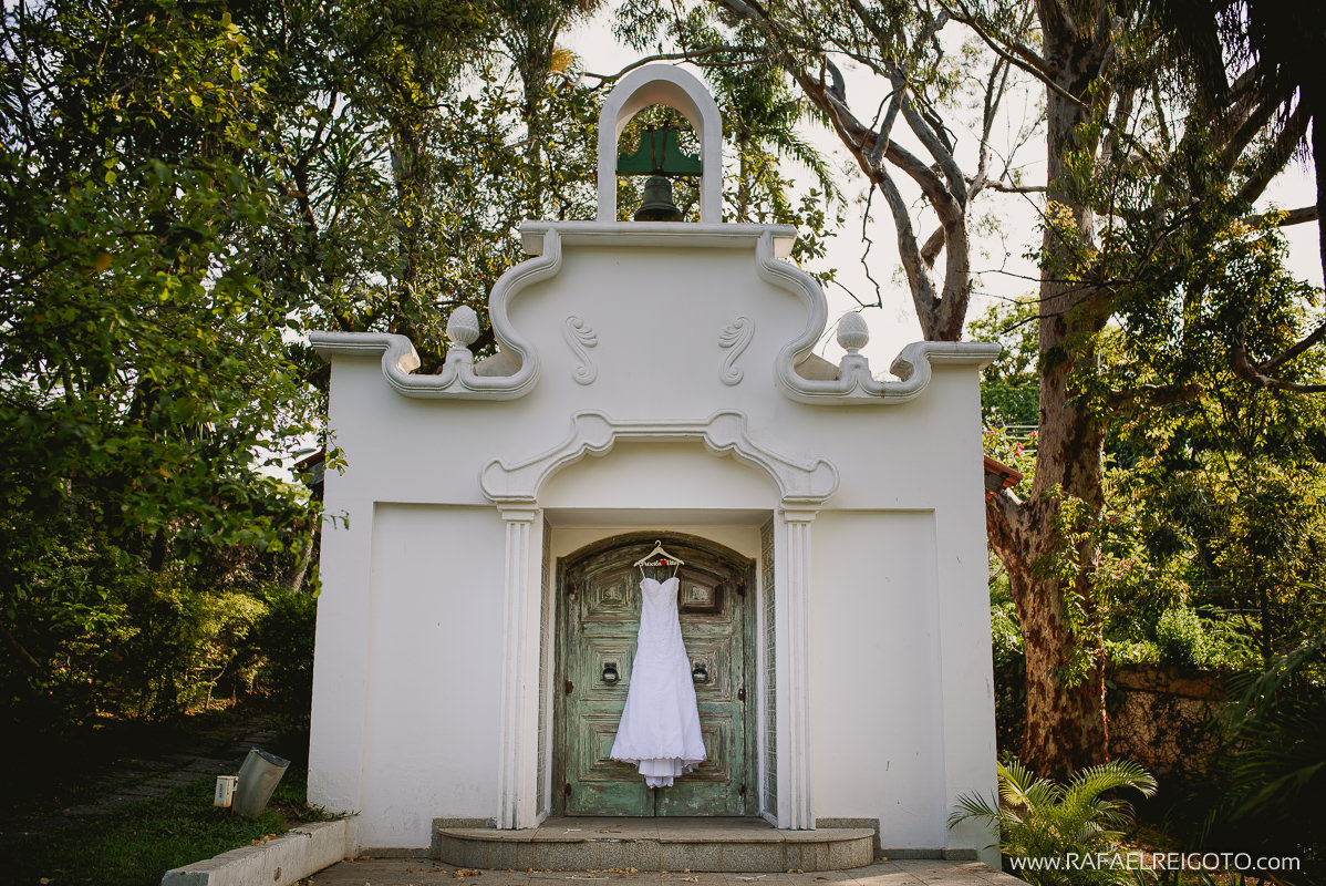 O vestido da noiva no making of do casamento de Priscila e Vitor, Green House Buffet, Ilha do Governador, Rio de Janeiro/RJ