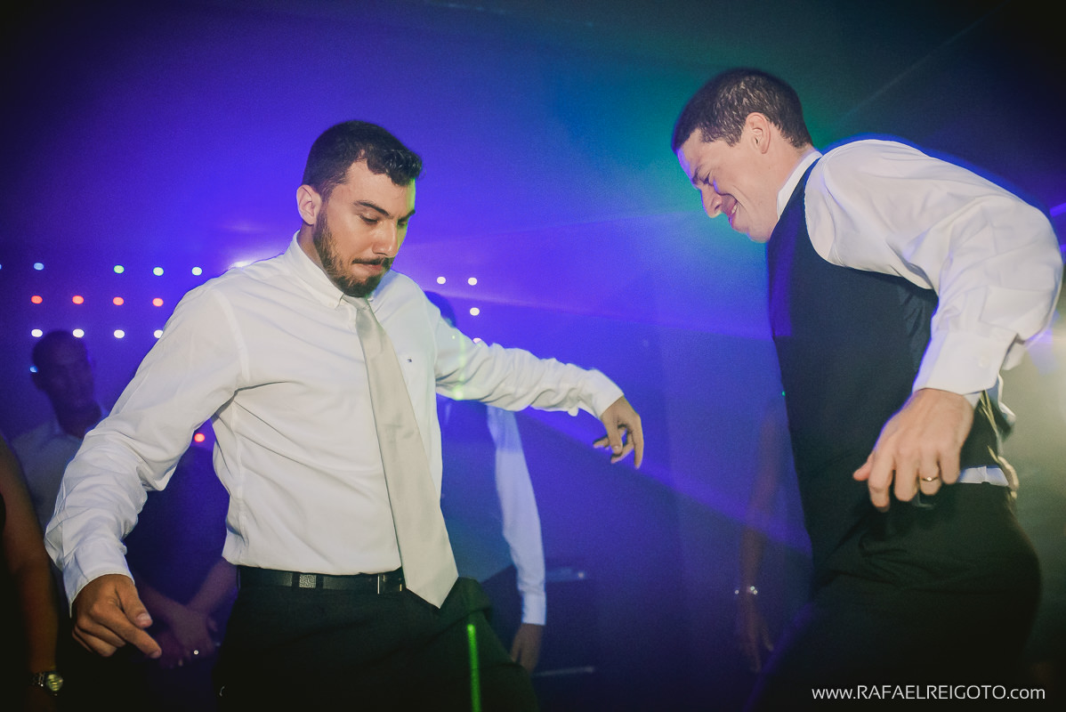 O noivo Vitor dançando bastante em seu casamento na Green House Buffet, Ilha do Governador, Rio de Janeiro/RJ