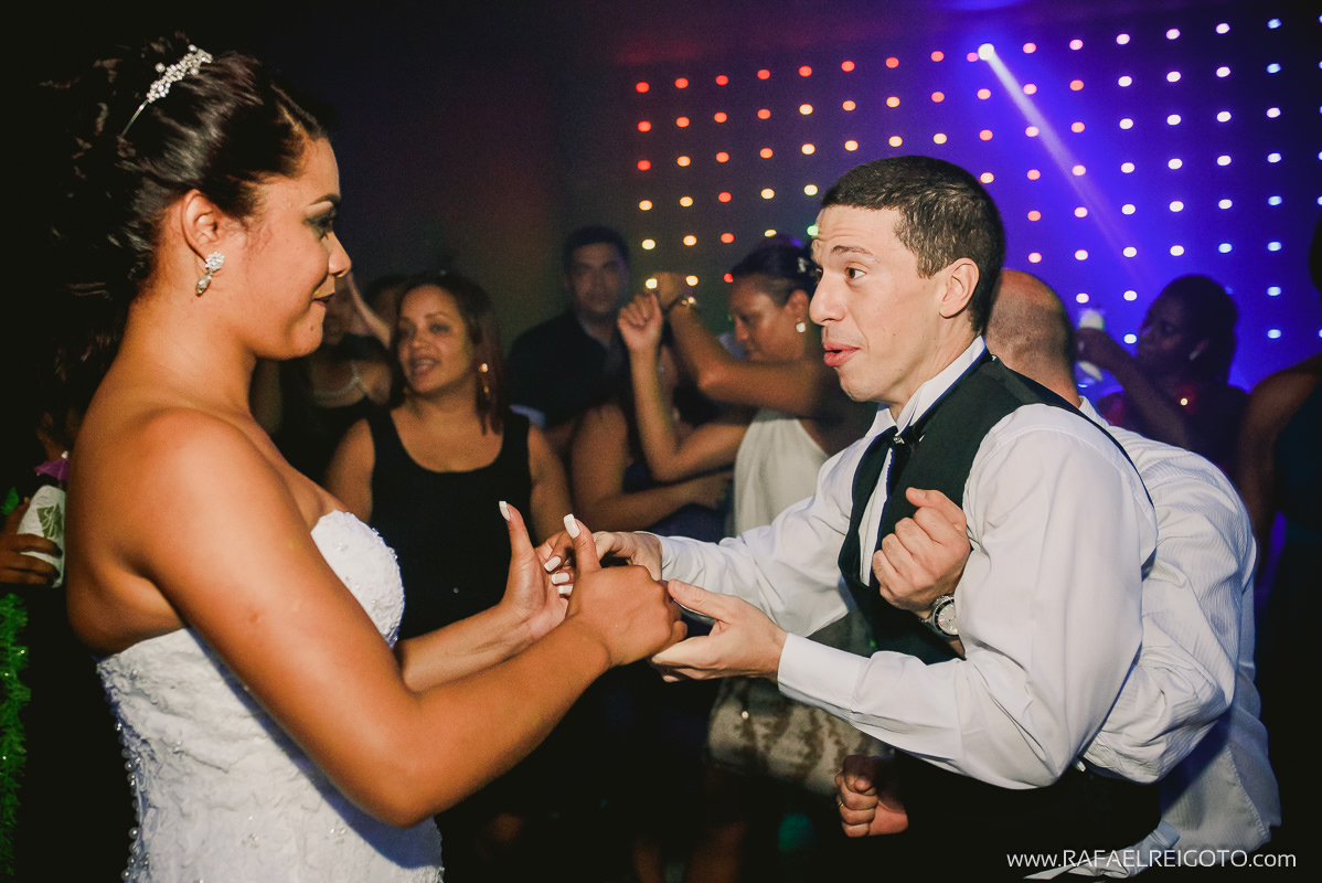 Convidados e noivos felizes na pista de dança do casamento de Priscila e Vitor  no Green House Buffet, Ilha do Governador, Rio de Janeiro/RJ