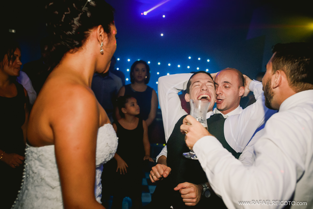 Foto hilária do noivo´Vitor na pista de dança em seu casamento na Green House Buffet, Ilha do Governador, Rio de Janeiro/RJ