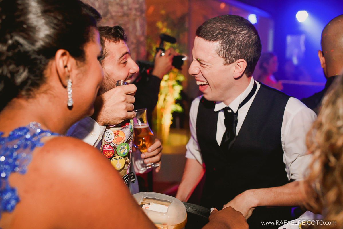 Hora de passar a garrafa para arrecadar o dinheiro na pista de dança do casamento de Priscila e Vitor, Green House Buffet, Ilha do Governador, Rio de Janeiro/RJ