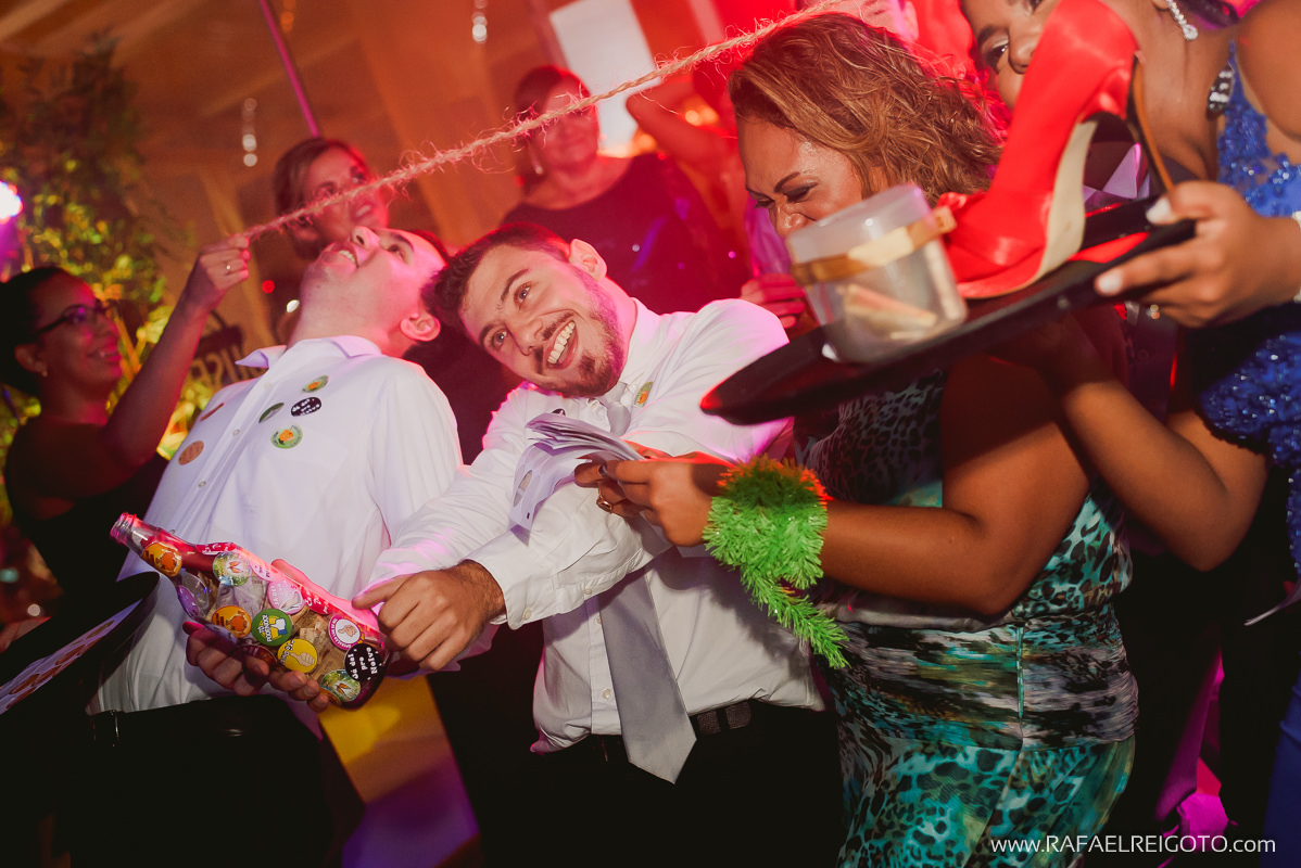 Convidados dançando dança da cordinha e arrecadando dinheiro para os noivos no casamento de Priscila e Vitor, Green House Buffet, Ilha do Governador, Rio de Janeiro/RJ