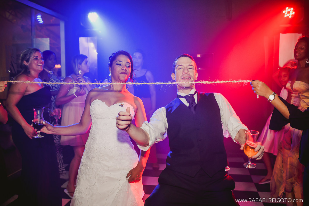 Noivos Priscila e Vitor dançando dança da cordinha na festa de casamento no Green House Buffet, Ilha do Governador, Rio de Janeiro/RJ