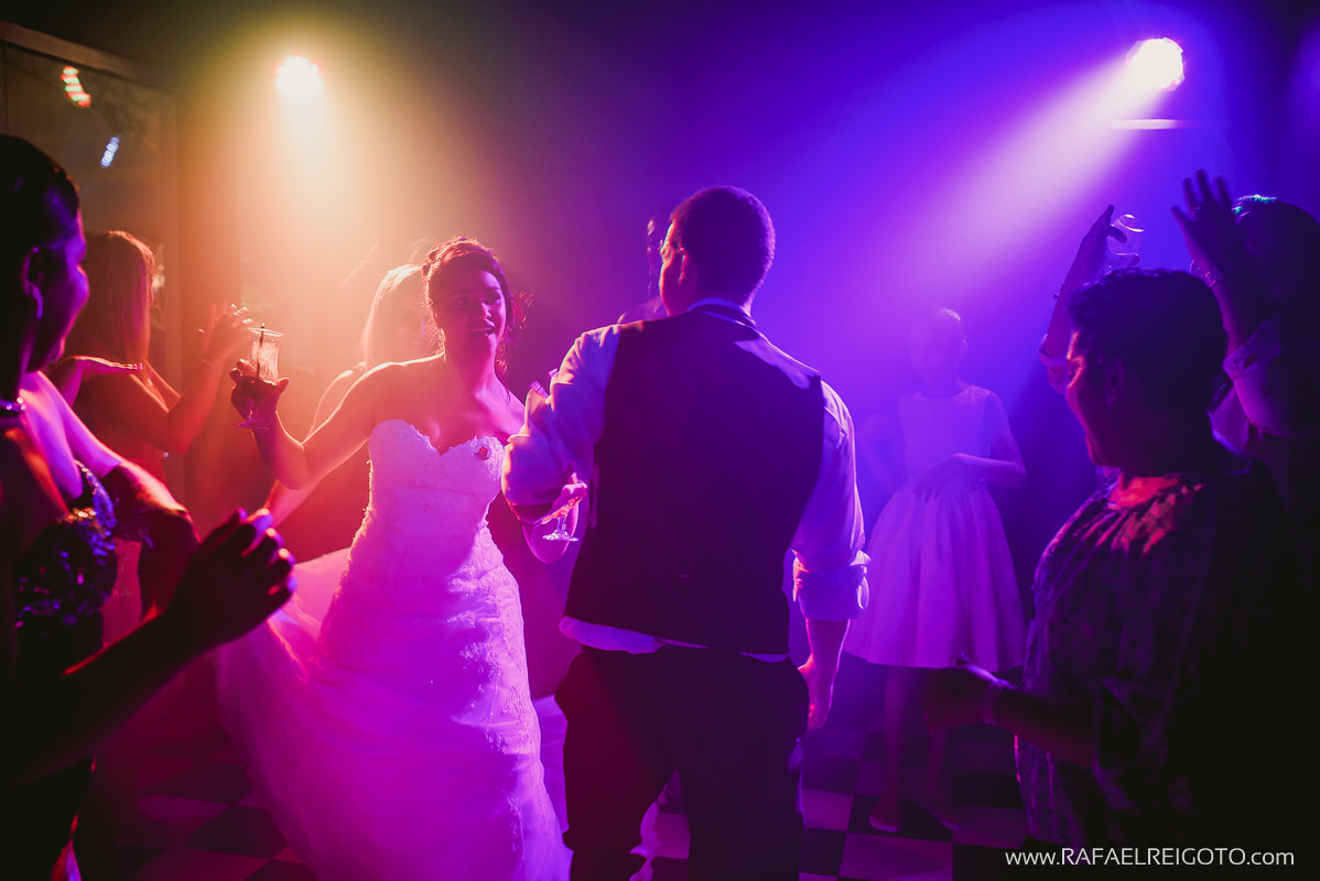 Convidados e noivos felizes na pista de dança do casamento de Priscila e Vitor no Green House Buffet, Ilha do Governador, Rio de Janeiro/RJ