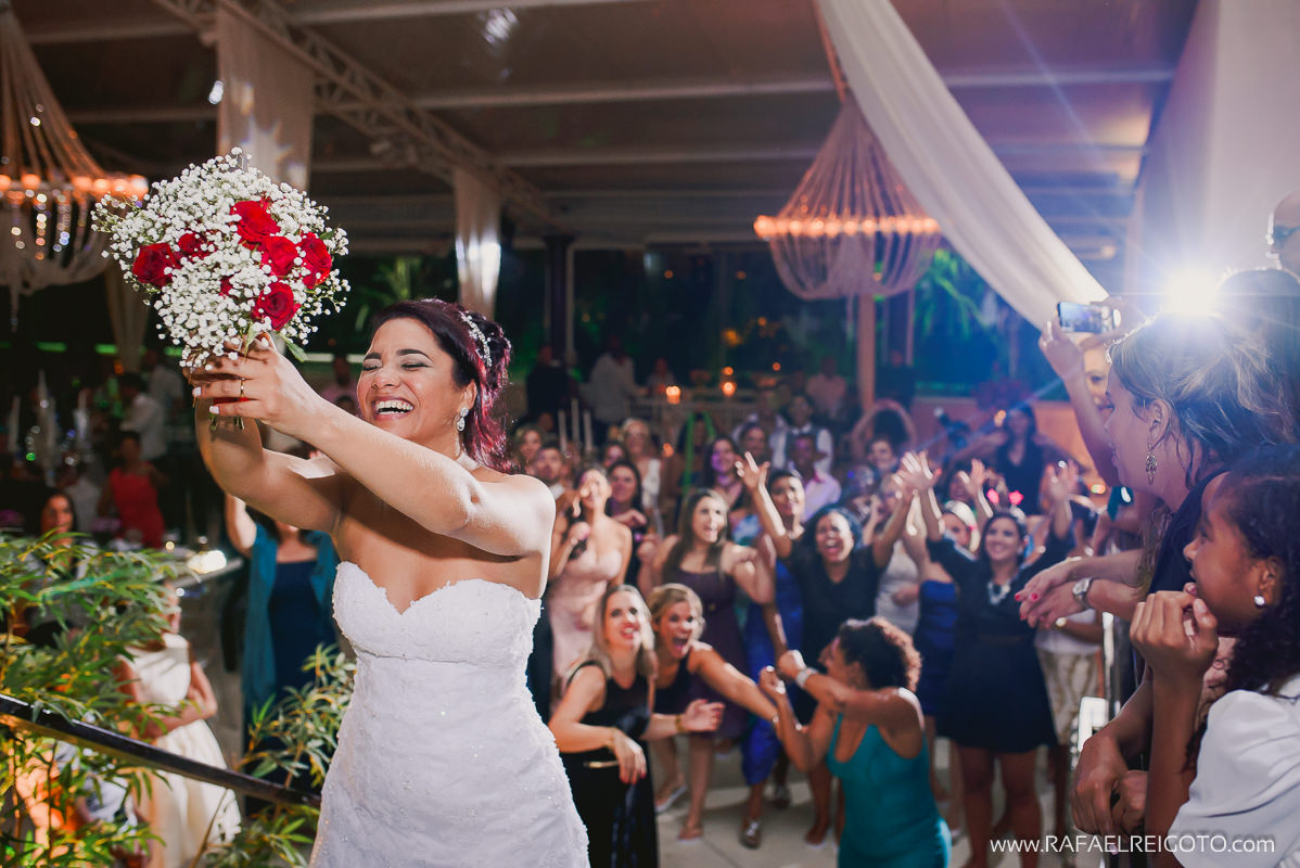 A noiva Priscila pronta para jogar o buquê no seu casamento no Green House Buffet, Ilha do Governador, Rio de Janeiro/RJ