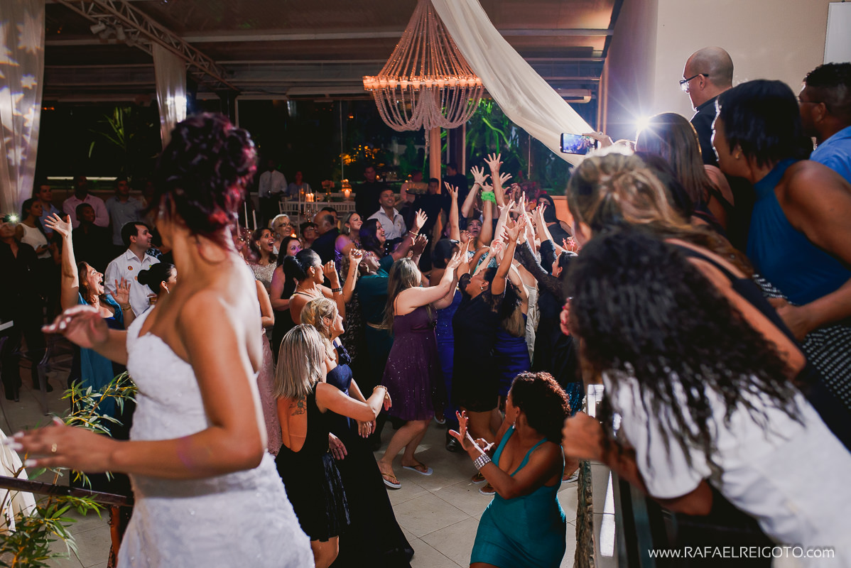 Mulheres solteiras desesperadas para pegar o buquê no casamento de Priscila e Vitor no Green House Buffet, Ilha do Governador, Rio de Janeiro/RJ