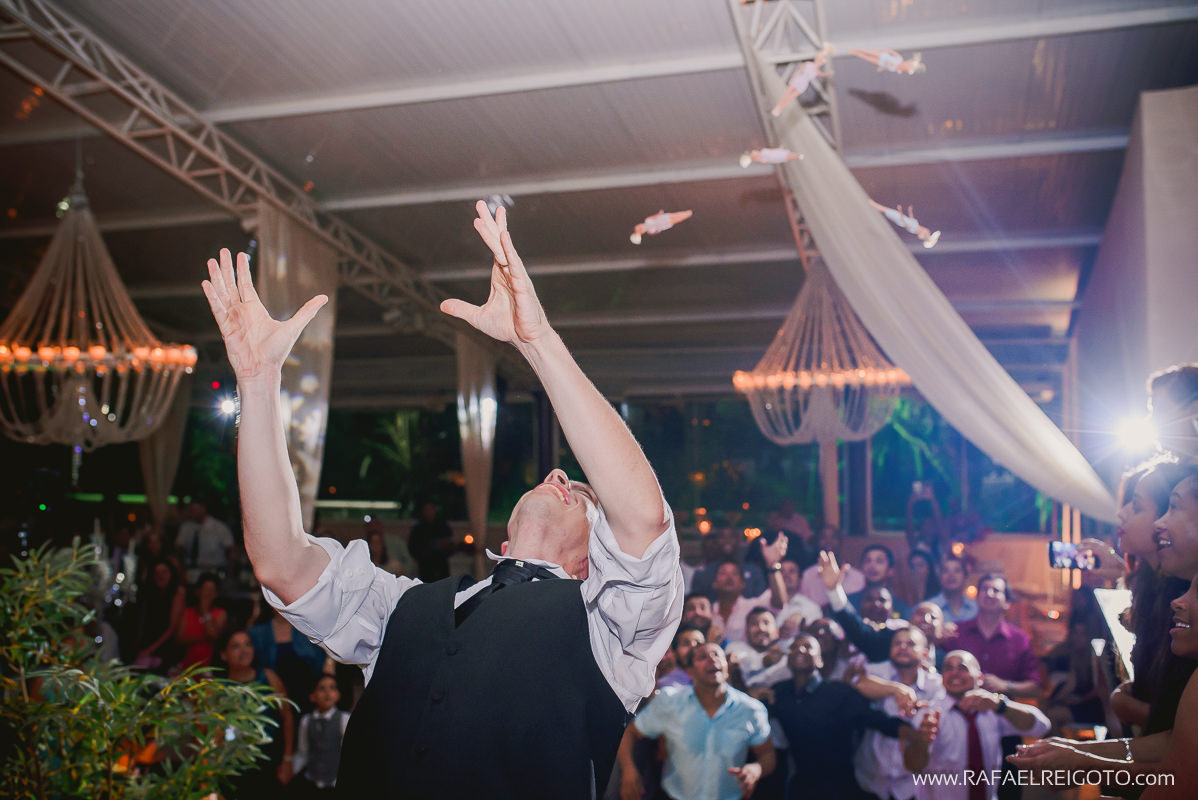 Homens solteiros correndo para pegar as bonecas piriguetes no casamento de Priscila e Vitor no Green House Buffet, Ilha do Governador, Rio de Janeiro/RJ