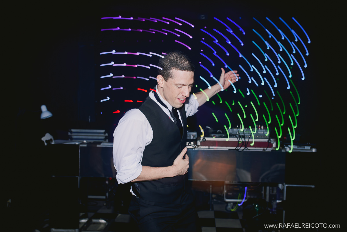 Noivo Vitor já bêbado e dançando sozinho na pista de dança do seu casamento no Green House Buffet, Ilha do Governador, Rio de Janeiro/RJ