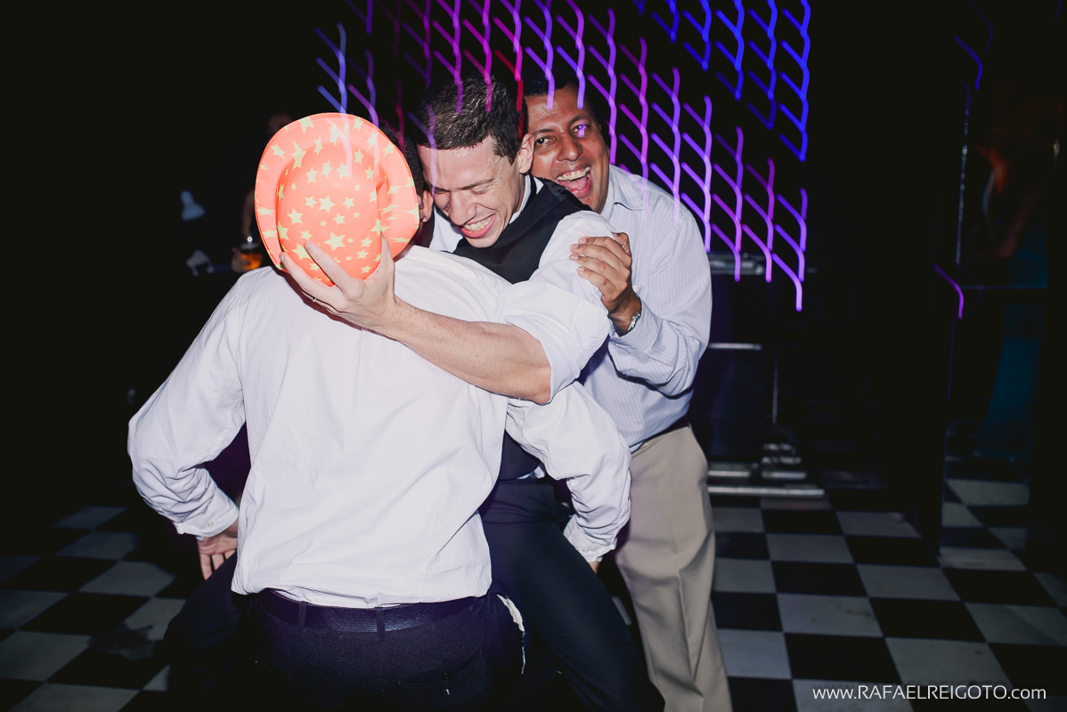 Noivo Vitor já bêbado e zoando com os amigos na pista de dança do seu casamento no Green House Buffet, Ilha do Governador, Rio de Janeiro/RJ
