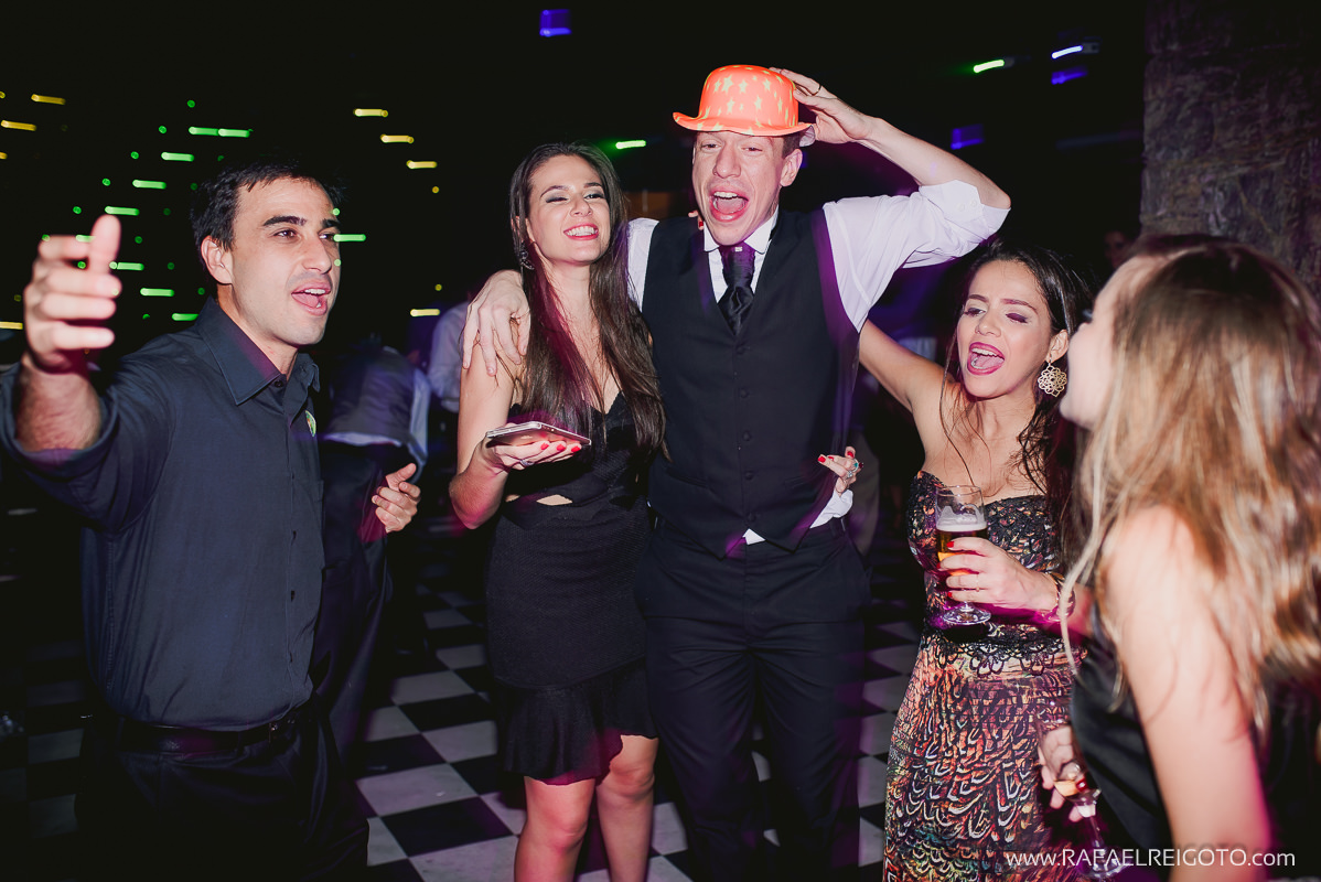 Noivo Vitor já bêbado e zoando com os amigos na pista de dança do seu casamento no Green House Buffet, Ilha do Governador, Rio de Janeiro/RJ