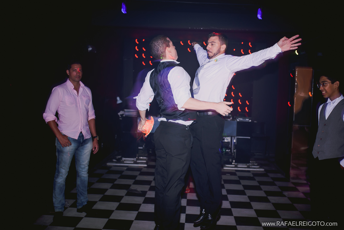 Noivo bêbado dançando bastante na sua festa de casamento no Green House Buffet, Ilha do Governador, Rio de Janeiro/RJ