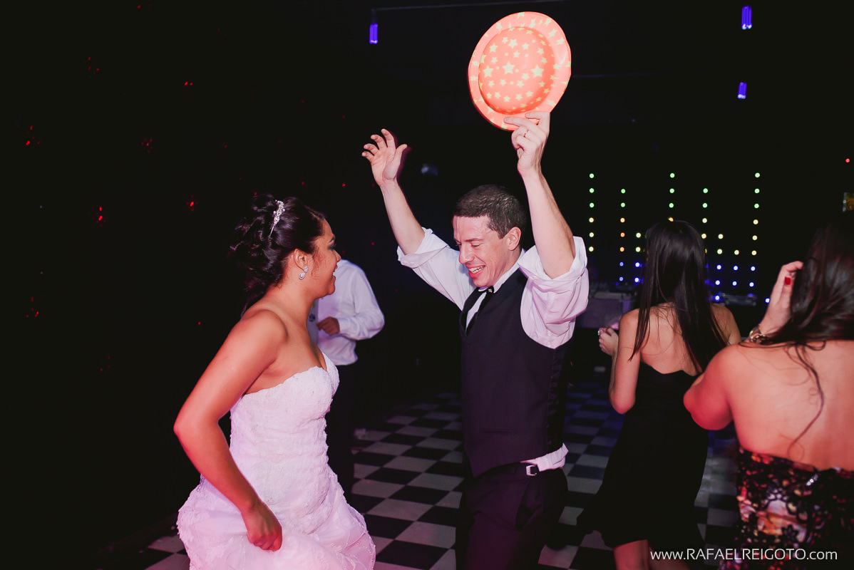 Os noivos Priscila e Vitor animados até o fim da festa no Green House Buffet, Ilha do Governador, Rio de Janeiro/RJ