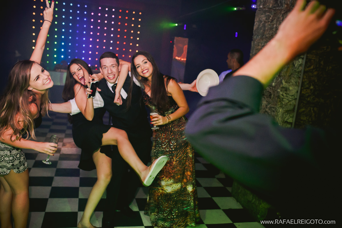 O noivo Vitor animado até o fim da festa no Green House Buffet, Ilha do Governador, Rio de Janeiro/RJ