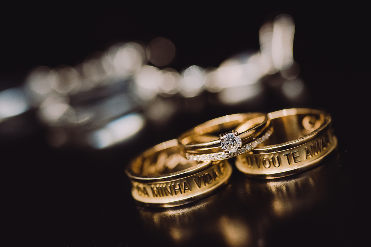 Alianças e anel feitos pelo noivo Leonardo Guimarães Joias para seu casamento na Confeitaria Colombo, Rio de Janeiro-RJ