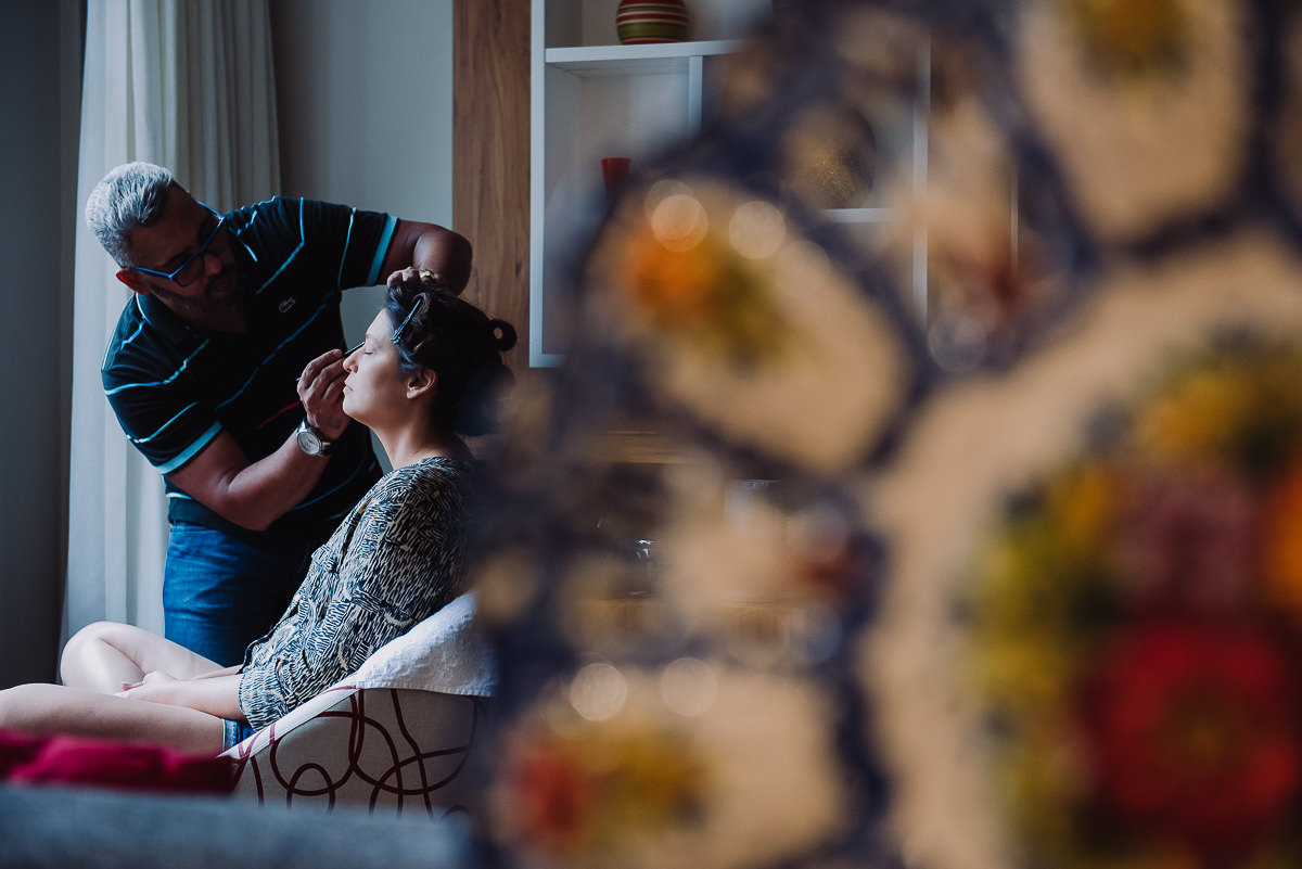 Maquiador Gilson Marques maquiando a noiva Débora no making of na Tijuca, Rio de Janeiro-RJ