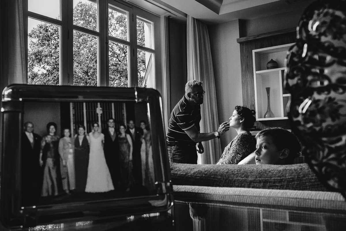 O maquiador Gilson Marques no making of da noiva Débora para seu casamento na Confeitaria Colombo, no Centro do Rio de Janeiro-RJ.