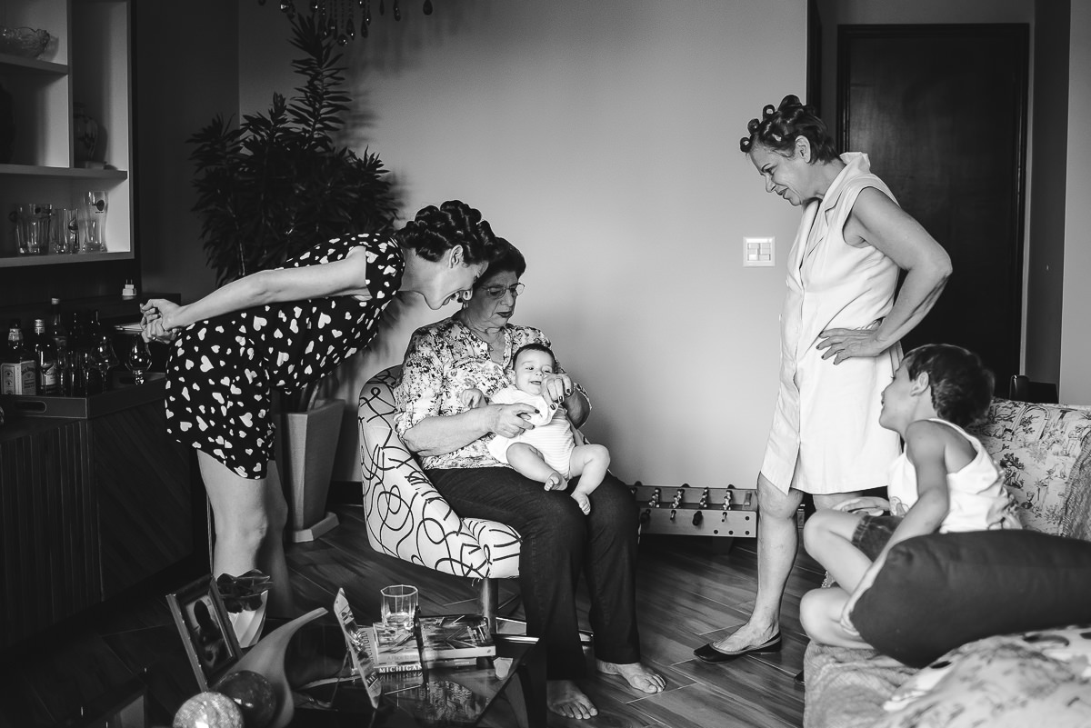 Família da noiva em momento de descontração no making of na Tijuca, Rio de Janeiro-RJ