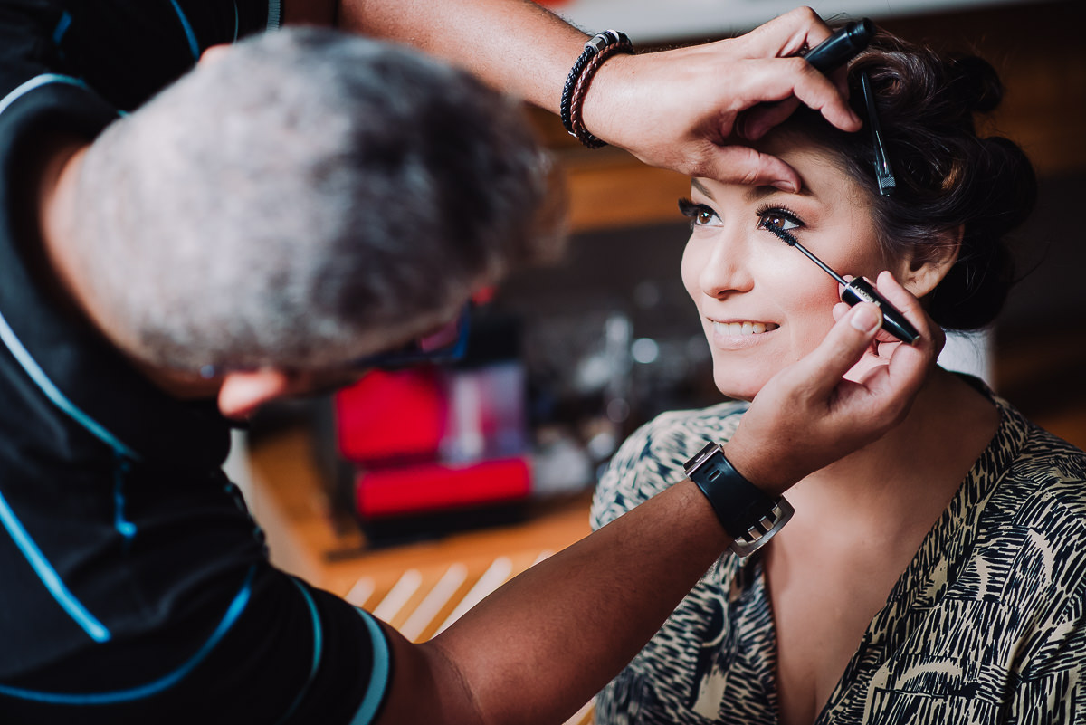 O maquiador Gilson Marques no making of da noiva Débora na Tijuca, Rio de Janeiro- RJ
