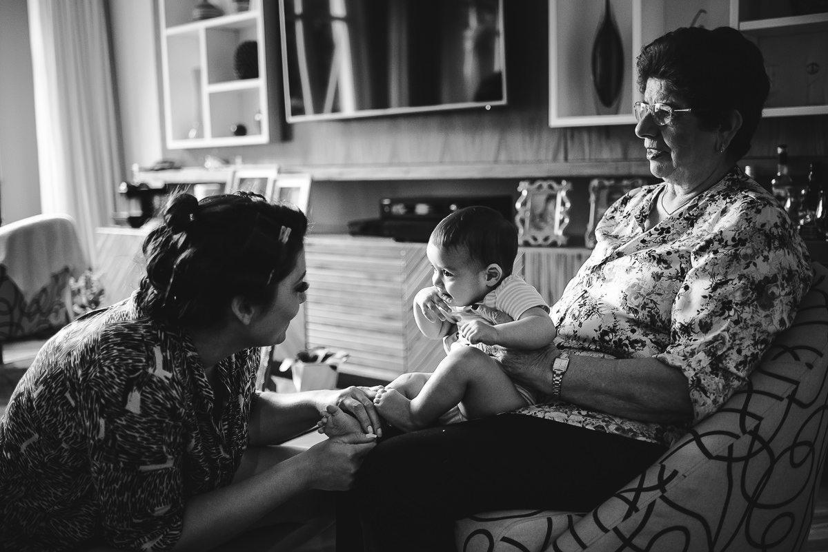 A noiva Débora brincando com seu afilhado no seu making of na Tijuca, Ri