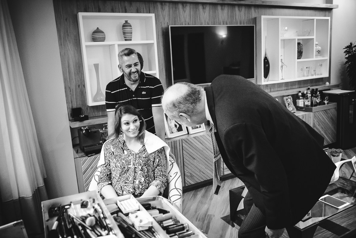 O pai da noiva observando a maquiagem da noiva feita pelo maquiador Gilson Marques no seu making of na Tijuca, Rio de Janeiro-RJ