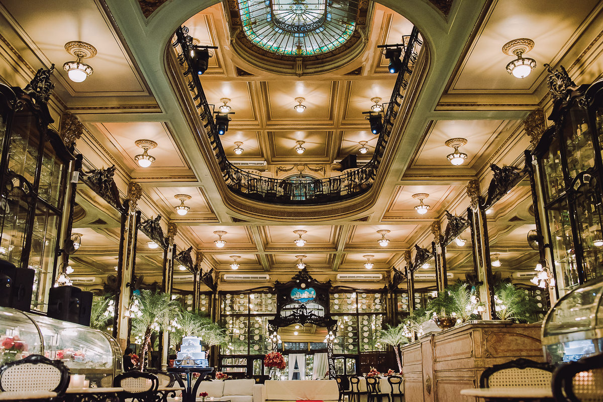 O salão da Confeitaria Colombo decorado para o casamento de Débora e Leonardo.