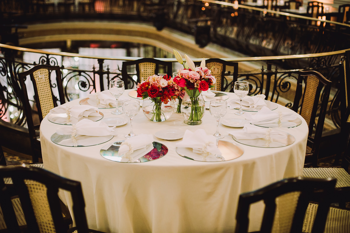 Mesa dos convidados no casamento de Débora e Leonardo Guimarães Joias na Confeitaria Colombo, Rio de Janeiro-RJ.
