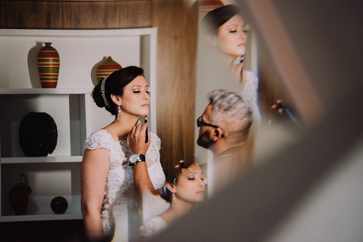 O maquiador Gilson Marques no making of da noiva Débora para o seu casamento na Confeitaria Colombo, Rio de Janeiro- RJ