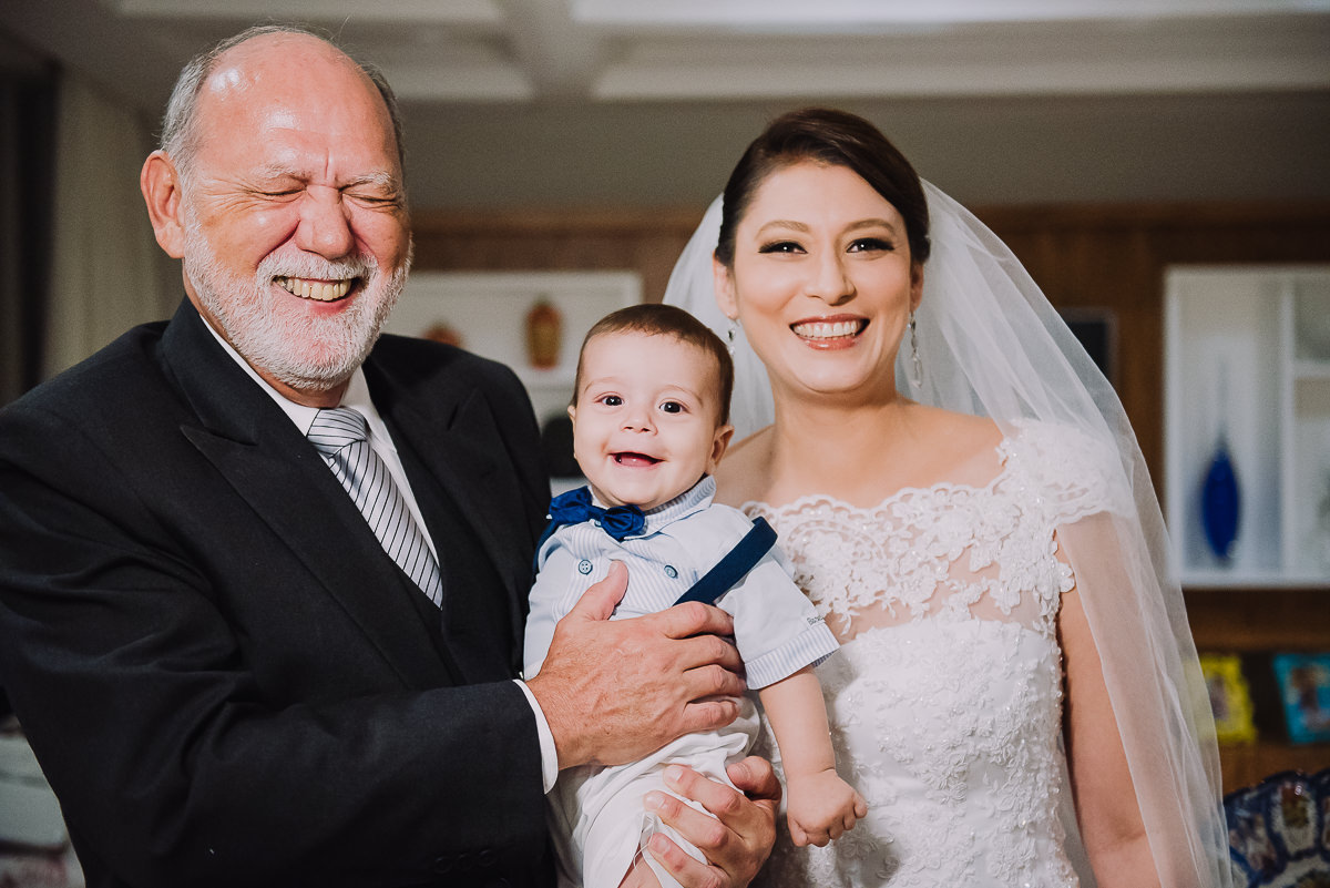 O pai da noiva com sua filha e seu neto, prontos par