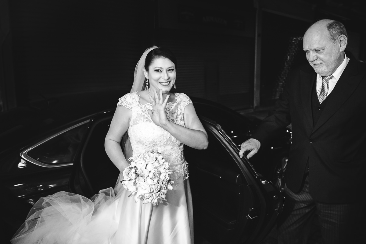 A noiva Débora saindo do carro na chegada para o seu casamento na Confeitaria Colombo, Rio de Janeiro-RJ