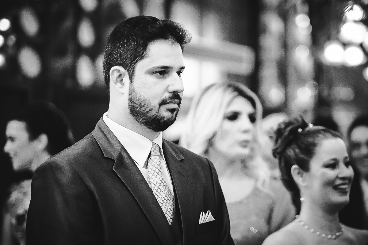 O noivo Leonardo Guimarães Joias aguardando ansiosamente a entrada da noiva Débora na Confeitaria Colombo, Centro, Rio de Janeiro-RJ