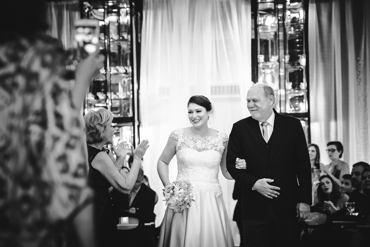 Entrada da noiva Débora com seu pai para a cerimônia do seu casamento na Confeitaria Colombo, Centro, Rio de Janeiro-RJ