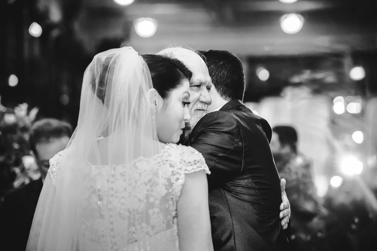 O noivo Leonardo Guimarães Joias abraçando o pai da noiva na cerimônia do seu casamento na Confeitaria Colombo, Centro, Rio de Janeiro-RJ