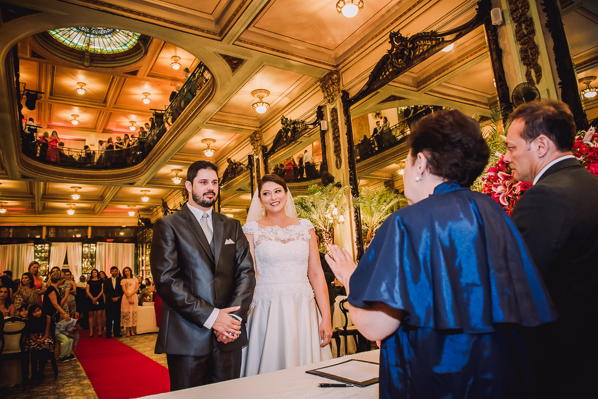 A Juíza de Paz Sônia Regina, do Cartório do Catete, celebrando o casamento de Débora e Leonardo na Confeitaria Colombo, Centro, Rio de Janeiro-RJ