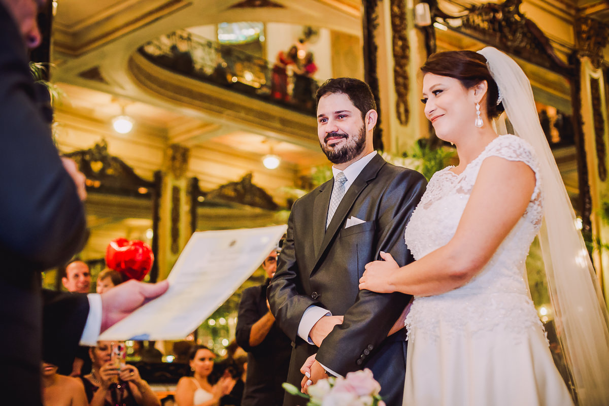 A Juíza de Paz Sônia Regina, do Cartório do Catete, celebrando o casamento de Débora e Leonardo na Confeitaria Colombo, Centro, Rio de Janeiro-RJ