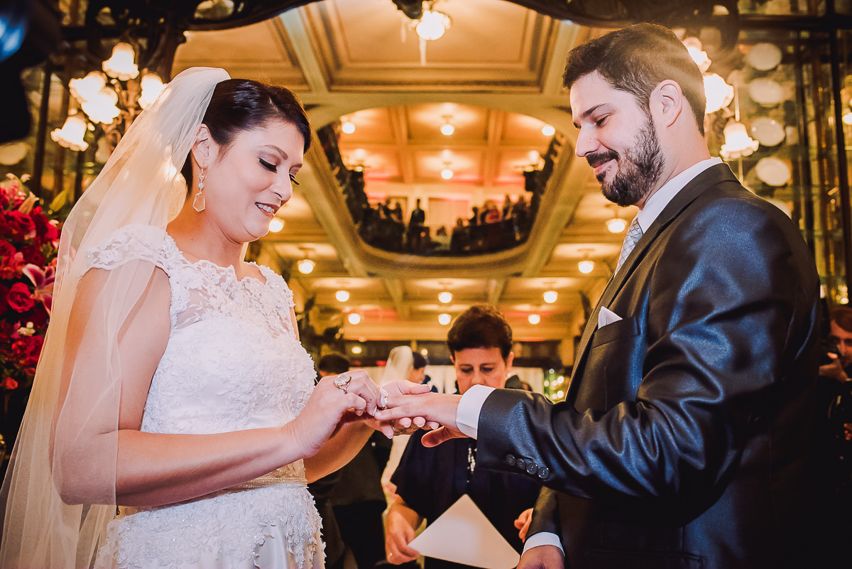 Troca de alianças dos noivos Débora e Leonardo na Confeitaria Colombo, Centro, Rio de Janeiro-RJ