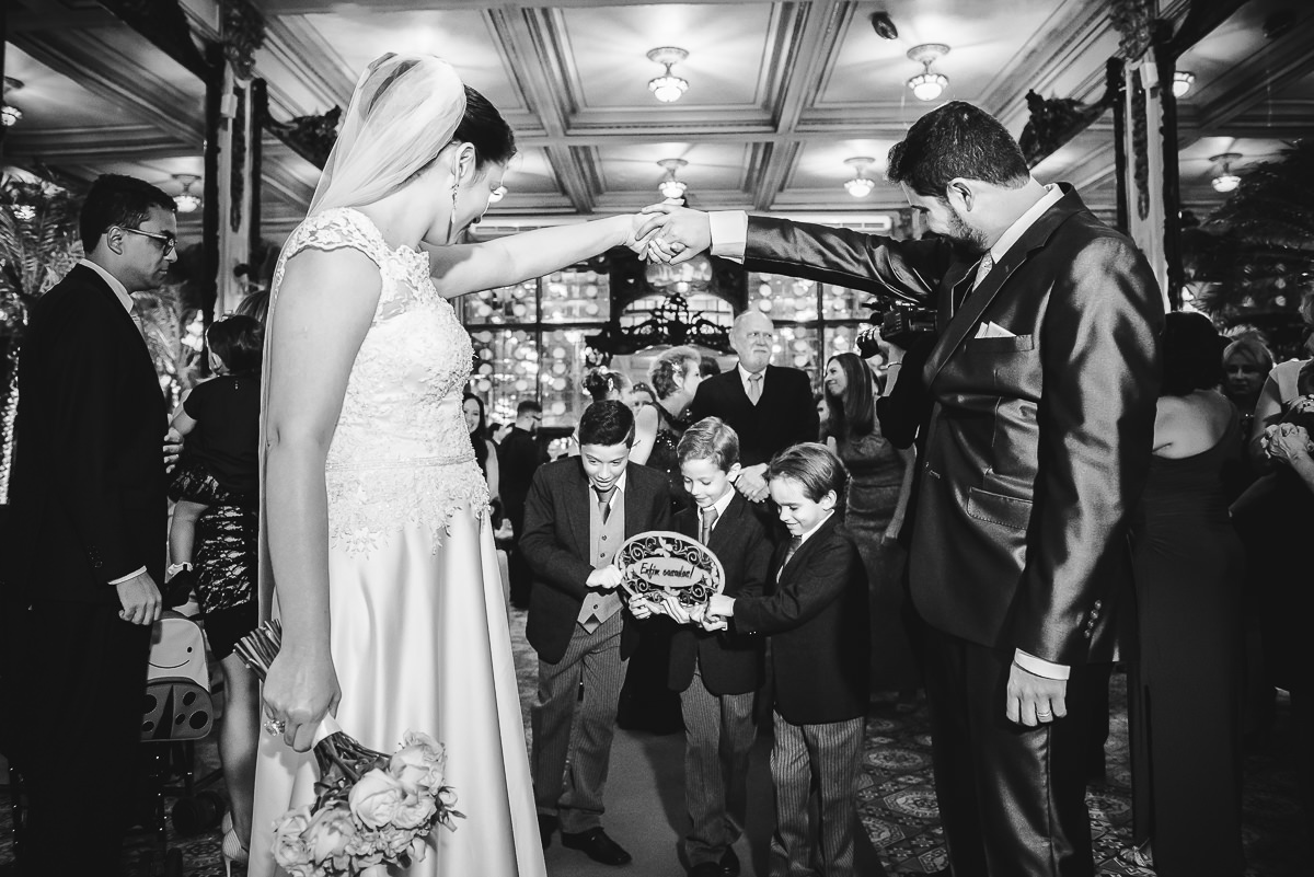 Os pajens no final da cerimônia do casamento de Débora e Leonardo na Confeitaria Colombo, Centro, Rio de Janeiro-RJ